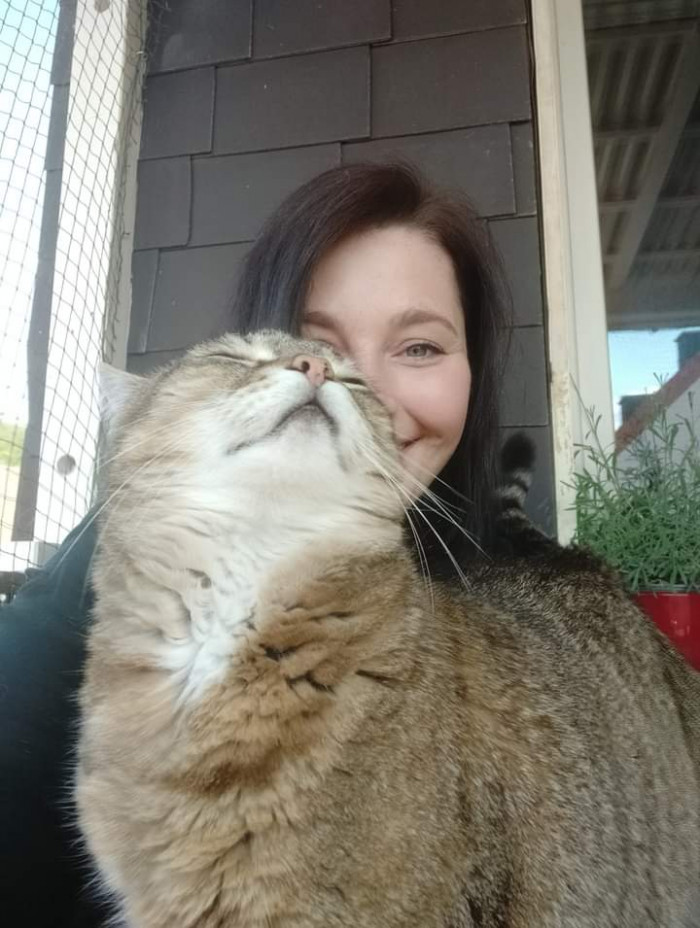 19. "The big boi of my mother enjoys stealing the spotlight."