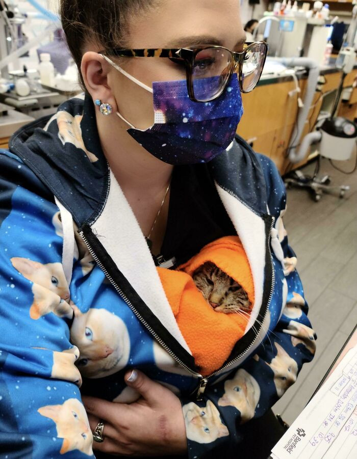 6. My Surgery Patient Was Cold, So The Only Logical Solution Was To Warm Her Up While I Did My Medical Records. She’s Doing Great!!