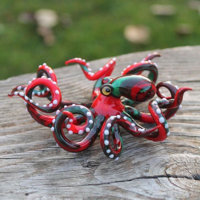 The artists, who are based in Ukraine, create intricate octopi and spider miniatures.